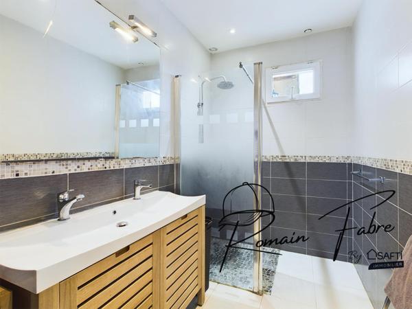 Maison de plain-pied avec 3 chambres, 1 studio, garage avec piscine et belle parcelle de terrain