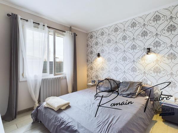 Maison de plain-pied avec 3 chambres, 1 studio, garage avec piscine et belle parcelle de terrain