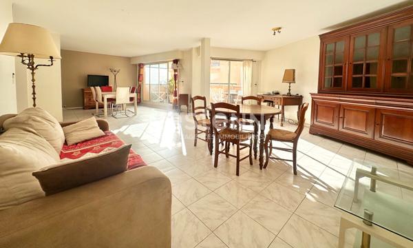 À vendre : Appartement spacieux de 4 pièces en centre ville à Saint-Raphaël à 500 mètres de la mer!