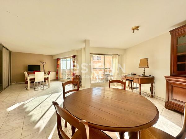 À vendre : Appartement spacieux de 4 pièces en centre ville à Saint-Raphaël à 500 mètres de la mer!