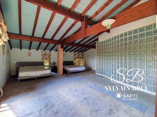 Maison familiale avec piscine, parc arboré et fort potentiel