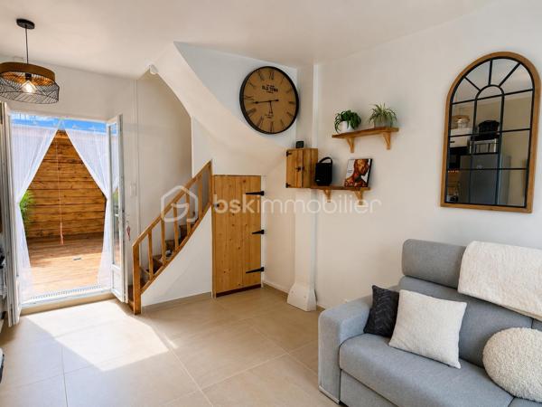 Maison rénovée avec extérieur – Aucun travaux à prévoir

Située à proximité immédiate du parc de La Hotoie, des commerces, transports et accès rapides vers le centre-ville, découvrez cette jolie maison entièrement rénovée d’environ 50 m² habitables.

La maison se compose au rez-de-chaussée d’un agréable espace de vie avec cuisine ouverte, lumineux et convivial, donnant directement sur un extérieur joliment aménagé exposé Est, idéal pour profiter des beaux jours.

Au premier étage, vous trouverez une salle de bain palière, un WC séparé et une pièce d’environ 8 m² pouvant faire office de dressing, bureau ou chambre d’appoint selon vos besoins.

Le second étage accueille une belle chambre mansardée pleine de charme.

La maison a été rénovée avec goût et ne nécessite aucun travaux.  
Un bien idéal pour un premier achat, un investissement locatif ou un pied-à-terre proche des commodités.

Chauffage et production d'eau chaude électrique
Cave voûtée
Faible taxe foncière : 976 €
.