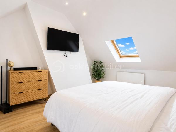Maison rénovée avec extérieur – Aucun travaux à prévoir

Située à proximité immédiate du parc de La Hotoie, des commerces, transports et accès rapides vers le centre-ville, découvrez cette jolie maison entièrement rénovée d’environ 50 m² habitables.

La maison se compose au rez-de-chaussée d’un agréable espace de vie avec cuisine ouverte, lumineux et convivial, donnant directement sur un extérieur joliment aménagé exposé Est, idéal pour profiter des beaux jours.

Au premier étage, vous trouverez une salle de bain palière, un WC séparé et une pièce d’environ 8 m² pouvant faire office de dressing, bureau ou chambre d’appoint selon vos besoins.

Le second étage accueille une belle chambre mansardée pleine de charme.

La maison a été rénovée avec goût et ne nécessite aucun travaux.  
Un bien idéal pour un premier achat, un investissement locatif ou un pied-à-terre proche des commodités.

Chauffage et production d'eau chaude électrique
Cave voûtée
Faible taxe foncière : 976 €
.
