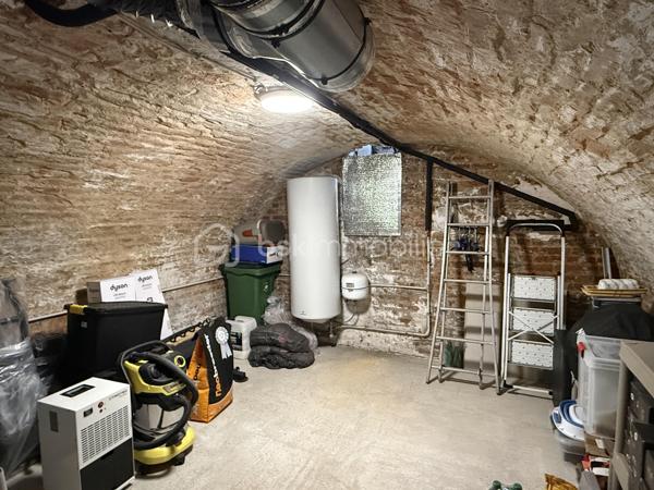 Maison rénovée avec extérieur – Aucun travaux à prévoir

Située à proximité immédiate du parc de La Hotoie, des commerces, transports et accès rapides vers le centre-ville, découvrez cette jolie maison entièrement rénovée d’environ 50 m² habitables.

La maison se compose au rez-de-chaussée d’un agréable espace de vie avec cuisine ouverte, lumineux et convivial, donnant directement sur un extérieur joliment aménagé exposé Est, idéal pour profiter des beaux jours.

Au premier étage, vous trouverez une salle de bain palière, un WC séparé et une pièce d’environ 8 m² pouvant faire office de dressing, bureau ou chambre d’appoint selon vos besoins.

Le second étage accueille une belle chambre mansardée pleine de charme.

La maison a été rénovée avec goût et ne nécessite aucun travaux.  
Un bien idéal pour un premier achat, un investissement locatif ou un pied-à-terre proche des commodités.

Chauffage et production d'eau chaude électrique
Cave voûtée
Faible taxe foncière : 976 €
.