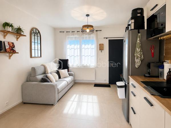 Maison rénovée avec extérieur – Aucun travaux à prévoir

Située à proximité immédiate du parc de La Hotoie, des commerces, transports et accès rapides vers le centre-ville, découvrez cette jolie maison entièrement rénovée d’environ 50 m² habitables.

La maison se compose au rez-de-chaussée d’un agréable espace de vie avec cuisine ouverte, lumineux et convivial, donnant directement sur un extérieur joliment aménagé exposé Est, idéal pour profiter des beaux jours.

Au premier étage, vous trouverez une salle de bain palière, un WC séparé et une pièce d’environ 8 m² pouvant faire office de dressing, bureau ou chambre d’appoint selon vos besoins.

Le second étage accueille une belle chambre mansardée pleine de charme.

La maison a été rénovée avec goût et ne nécessite aucun travaux.  
Un bien idéal pour un premier achat, un investissement locatif ou un pied-à-terre proche des commodités.

Chauffage et production d'eau chaude électrique
Cave voûtée
Faible taxe foncière : 976 €
.
