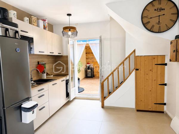 Maison rénovée avec extérieur – Aucun travaux à prévoir

Située à proximité immédiate du parc de La Hotoie, des commerces, transports et accès rapides vers le centre-ville, découvrez cette jolie maison entièrement rénovée d’environ 50 m² habitables.

La maison se compose au rez-de-chaussée d’un agréable espace de vie avec cuisine ouverte, lumineux et convivial, donnant directement sur un extérieur joliment aménagé exposé Est, idéal pour profiter des beaux jours.

Au premier étage, vous trouverez une salle de bain palière, un WC séparé et une pièce d’environ 8 m² pouvant faire office de dressing, bureau ou chambre d’appoint selon vos besoins.

Le second étage accueille une belle chambre mansardée pleine de charme.

La maison a été rénovée avec goût et ne nécessite aucun travaux.  
Un bien idéal pour un premier achat, un investissement locatif ou un pied-à-terre proche des commodités.

Chauffage et production d'eau chaude électrique
Cave voûtée
Faible taxe foncière : 976 €
.