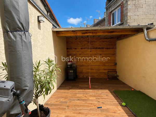 Maison rénovée avec extérieur – Aucun travaux à prévoir

Située à proximité immédiate du parc de La Hotoie, des commerces, transports et accès rapides vers le centre-ville, découvrez cette jolie maison entièrement rénovée d’environ 50 m² habitables.

La maison se compose au rez-de-chaussée d’un agréable espace de vie avec cuisine ouverte, lumineux et convivial, donnant directement sur un extérieur joliment aménagé exposé Est, idéal pour profiter des beaux jours.

Au premier étage, vous trouverez une salle de bain palière, un WC séparé et une pièce d’environ 8 m² pouvant faire office de dressing, bureau ou chambre d’appoint selon vos besoins.

Le second étage accueille une belle chambre mansardée pleine de charme.

La maison a été rénovée avec goût et ne nécessite aucun travaux.  
Un bien idéal pour un premier achat, un investissement locatif ou un pied-à-terre proche des commodités.

Chauffage et production d'eau chaude électrique
Cave voûtée
Faible taxe foncière : 976 €
.
