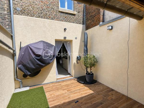 Maison rénovée avec extérieur – Aucun travaux à prévoir

Située à proximité immédiate du parc de La Hotoie, des commerces, transports et accès rapides vers le centre-ville, découvrez cette jolie maison entièrement rénovée d’environ 50 m² habitables.

La maison se compose au rez-de-chaussée d’un agréable espace de vie avec cuisine ouverte, lumineux et convivial, donnant directement sur un extérieur joliment aménagé exposé Est, idéal pour profiter des beaux jours.

Au premier étage, vous trouverez une salle de bain palière, un WC séparé et une pièce d’environ 8 m² pouvant faire office de dressing, bureau ou chambre d’appoint selon vos besoins.

Le second étage accueille une belle chambre mansardée pleine de charme.

La maison a été rénovée avec goût et ne nécessite aucun travaux.  
Un bien idéal pour un premier achat, un investissement locatif ou un pied-à-terre proche des commodités.

Chauffage et production d'eau chaude électrique
Cave voûtée
Faible taxe foncière : 976 €
.