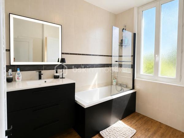 Maison rénovée avec extérieur – Aucun travaux à prévoir

Située à proximité immédiate du parc de La Hotoie, des commerces, transports et accès rapides vers le centre-ville, découvrez cette jolie maison entièrement rénovée d’environ 50 m² habitables.

La maison se compose au rez-de-chaussée d’un agréable espace de vie avec cuisine ouverte, lumineux et convivial, donnant directement sur un extérieur joliment aménagé exposé Est, idéal pour profiter des beaux jours.

Au premier étage, vous trouverez une salle de bain palière, un WC séparé et une pièce d’environ 8 m² pouvant faire office de dressing, bureau ou chambre d’appoint selon vos besoins.

Le second étage accueille une belle chambre mansardée pleine de charme.

La maison a été rénovée avec goût et ne nécessite aucun travaux.  
Un bien idéal pour un premier achat, un investissement locatif ou un pied-à-terre proche des commodités.

Chauffage et production d'eau chaude électrique
Cave voûtée
Faible taxe foncière : 976 €
.