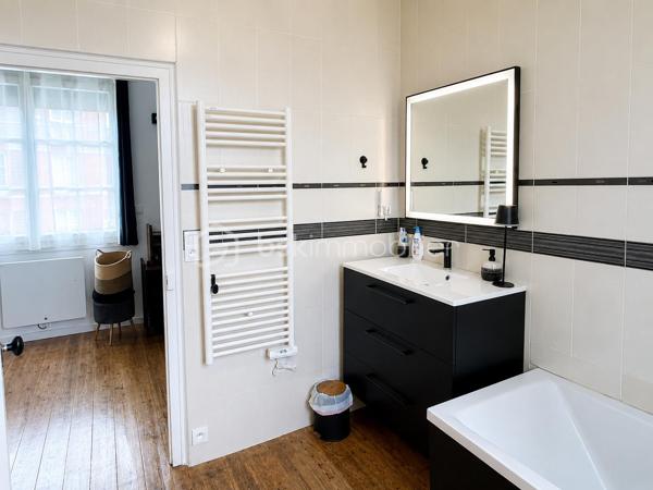 Maison rénovée avec extérieur – Aucun travaux à prévoir

Située à proximité immédiate du parc de La Hotoie, des commerces, transports et accès rapides vers le centre-ville, découvrez cette jolie maison entièrement rénovée d’environ 50 m² habitables.

La maison se compose au rez-de-chaussée d’un agréable espace de vie avec cuisine ouverte, lumineux et convivial, donnant directement sur un extérieur joliment aménagé exposé Est, idéal pour profiter des beaux jours.

Au premier étage, vous trouverez une salle de bain palière, un WC séparé et une pièce d’environ 8 m² pouvant faire office de dressing, bureau ou chambre d’appoint selon vos besoins.

Le second étage accueille une belle chambre mansardée pleine de charme.

La maison a été rénovée avec goût et ne nécessite aucun travaux.  
Un bien idéal pour un premier achat, un investissement locatif ou un pied-à-terre proche des commodités.

Chauffage et production d'eau chaude électrique
Cave voûtée
Faible taxe foncière : 976 €
.