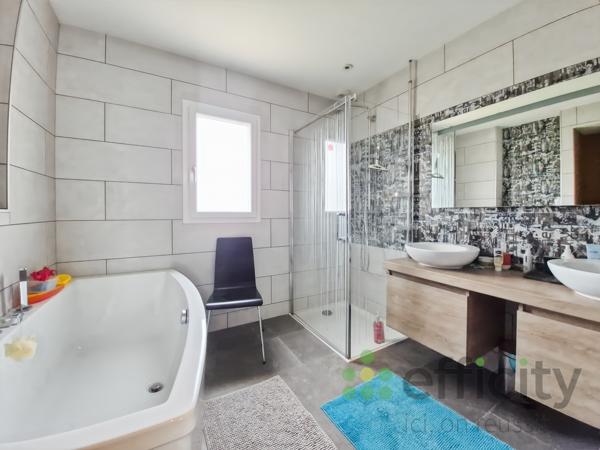 Maison
         8 pièces
        - 270 m² Bien prestige 529 900 € *
