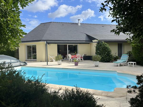 Maison de plain-pied 140 m² – 4 chambres – Piscine – À 5 min du centre de Vannes Aux portes de Vannes, à proximité immédiate des commerces et à seulement 5 minutes du centre-ville de Vannes, découvrez cette superbe maison contemporaine de plain-pied construite en 2003.