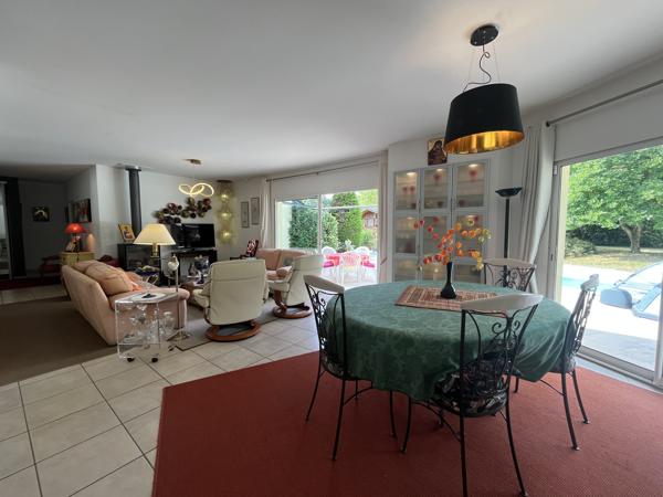 Maison de plain-pied 140 m² – 4 chambres – Piscine – À 5 min du centre de Vannes Aux portes de Vannes, à proximité immédiate des commerces et à seulement 5 minutes du centre-ville de Vannes, découvrez cette superbe maison contemporaine de plain-pied construite en 2003.
