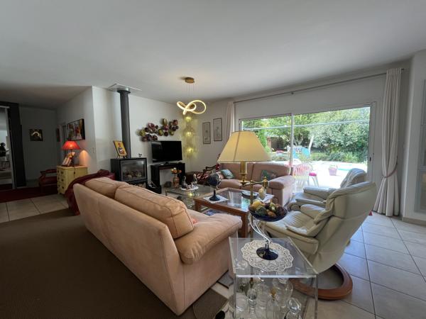 Maison de plain-pied 140 m² – 4 chambres – Piscine – À 5 min du centre de Vannes Aux portes de Vannes, à proximité immédiate des commerces et à seulement 5 minutes du centre-ville de Vannes, découvrez cette superbe maison contemporaine de plain-pied construite en 2003.