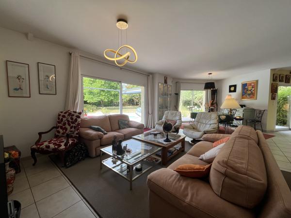 Maison de plain-pied 140 m² – 4 chambres – Piscine – À 5 min du centre de Vannes Aux portes de Vannes, à proximité immédiate des commerces et à seulement 5 minutes du centre-ville de Vannes, découvrez cette superbe maison contemporaine de plain-pied construite en 2003.