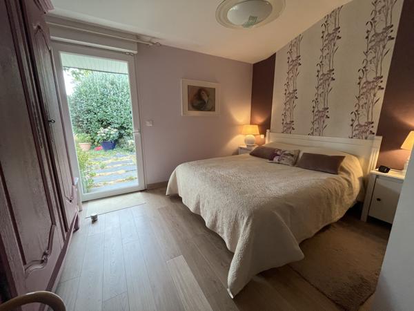Maison de plain-pied 140 m² – 4 chambres – Piscine – À 5 min du centre de Vannes Aux portes de Vannes, à proximité immédiate des commerces et à seulement 5 minutes du centre-ville de Vannes, découvrez cette superbe maison contemporaine de plain-pied construite en 2003.