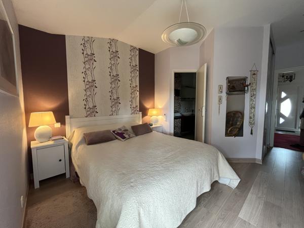 Maison de plain-pied 140 m² – 4 chambres – Piscine – À 5 min du centre de Vannes Aux portes de Vannes, à proximité immédiate des commerces et à seulement 5 minutes du centre-ville de Vannes, découvrez cette superbe maison contemporaine de plain-pied construite en 2003.