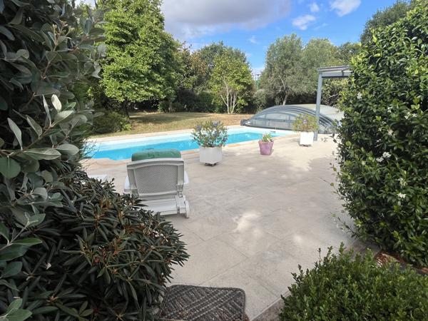 Maison de plain-pied 140 m² – 4 chambres – Piscine – À 5 min du centre de Vannes Aux portes de Vannes, à proximité immédiate des commerces et à seulement 5 minutes du centre-ville de Vannes, découvrez cette superbe maison contemporaine de plain-pied construite en 2003.