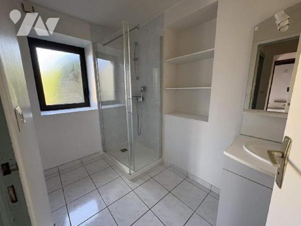 GEVEZE, Maison d'habitation - GEVEZE- Dans un environnement calme au fond d'une impasse,
Sur un...