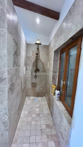 Achat d'une Maison Située dans un environnement calme et verdoyant, cette maison individuelle meublée vous séduira par son agencement optimisé, ses prestations de qualité et son cadre de vie paisible, idéal pour se ressourcer tout en restant proche des commodités.
Dès l’entrée, vous découvrirez une belle pièce de vie lumineuse, composée d’une cuisine aménagée et entièrement équipée, ouverte sur un salon convivial donnant accès à une grande terrasse avec vue sur la piscine et la campagne environnante — un espace parfait pour profiter des beaux jours.
À l’étage, une suite parentale avec douche à l’italienne offre un véritable cocon de confort et d’intimité.
En rez-de-jardin, une seconde suite parentale indépendante, avec accès privatif, idéale pour recevoir, pour un adolescent ou dans une logique de location.
Les atouts; Piscine privée, Maison vendue meublée, Forage et micro-station, Climatisation réversible, Terrasse avec vue dégagée,
 Stationnement pour 2 véhicules, Environnement campagne.
Idéal pour : Résidence principale atypique, Pied-à-terre au calme, Projet d’investissement locatif
À visiter sans tarder !
Contactez-moi pour plus d’informations ou pour organiser une visite.