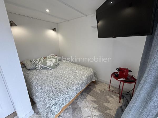 Achat d'une Maison Située dans un environnement calme et verdoyant, cette maison individuelle meublée vous séduira par son agencement optimisé, ses prestations de qualité et son cadre de vie paisible, idéal pour se ressourcer tout en restant proche des commodités.
Dès l’entrée, vous découvrirez une belle pièce de vie lumineuse, composée d’une cuisine aménagée et entièrement équipée, ouverte sur un salon convivial donnant accès à une grande terrasse avec vue sur la piscine et la campagne environnante — un espace parfait pour profiter des beaux jours.
À l’étage, une suite parentale avec douche à l’italienne offre un véritable cocon de confort et d’intimité.
En rez-de-jardin, une seconde suite parentale indépendante, avec accès privatif, idéale pour recevoir, pour un adolescent ou dans une logique de location.
Les atouts; Piscine privée, Maison vendue meublée, Forage et micro-station, Climatisation réversible, Terrasse avec vue dégagée,
 Stationnement pour 2 véhicules, Environnement campagne.
Idéal pour : Résidence principale atypique, Pied-à-terre au calme, Projet d’investissement locatif
À visiter sans tarder !
Contactez-moi pour plus d’informations ou pour organiser une visite.