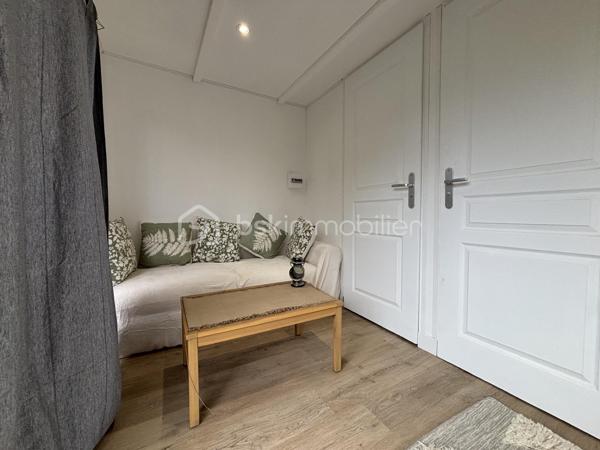 Achat d'une Maison Située dans un environnement calme et verdoyant, cette maison individuelle meublée vous séduira par son agencement optimisé, ses prestations de qualité et son cadre de vie paisible, idéal pour se ressourcer tout en restant proche des commodités.
Dès l’entrée, vous découvrirez une belle pièce de vie lumineuse, composée d’une cuisine aménagée et entièrement équipée, ouverte sur un salon convivial donnant accès à une grande terrasse avec vue sur la piscine et la campagne environnante — un espace parfait pour profiter des beaux jours.
À l’étage, une suite parentale avec douche à l’italienne offre un véritable cocon de confort et d’intimité.
En rez-de-jardin, une seconde suite parentale indépendante, avec accès privatif, idéale pour recevoir, pour un adolescent ou dans une logique de location.
Les atouts; Piscine privée, Maison vendue meublée, Forage et micro-station, Climatisation réversible, Terrasse avec vue dégagée,
 Stationnement pour 2 véhicules, Environnement campagne.
Idéal pour : Résidence principale atypique, Pied-à-terre au calme, Projet d’investissement locatif
À visiter sans tarder !
Contactez-moi pour plus d’informations ou pour organiser une visite.