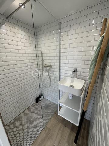 Achat d'une Maison Située dans un environnement calme et verdoyant, cette maison individuelle meublée vous séduira par son agencement optimisé, ses prestations de qualité et son cadre de vie paisible, idéal pour se ressourcer tout en restant proche des commodités.
Dès l’entrée, vous découvrirez une belle pièce de vie lumineuse, composée d’une cuisine aménagée et entièrement équipée, ouverte sur un salon convivial donnant accès à une grande terrasse avec vue sur la piscine et la campagne environnante — un espace parfait pour profiter des beaux jours.
À l’étage, une suite parentale avec douche à l’italienne offre un véritable cocon de confort et d’intimité.
En rez-de-jardin, une seconde suite parentale indépendante, avec accès privatif, idéale pour recevoir, pour un adolescent ou dans une logique de location.
Les atouts; Piscine privée, Maison vendue meublée, Forage et micro-station, Climatisation réversible, Terrasse avec vue dégagée,
 Stationnement pour 2 véhicules, Environnement campagne.
Idéal pour : Résidence principale atypique, Pied-à-terre au calme, Projet d’investissement locatif
À visiter sans tarder !
Contactez-moi pour plus d’informations ou pour organiser une visite.
