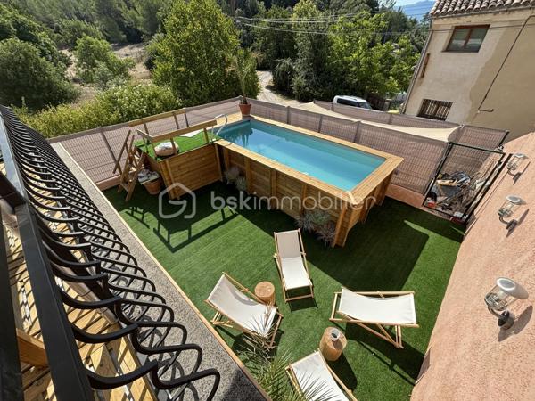 Achat d'une Maison Située dans un environnement calme et verdoyant, cette maison individuelle meublée vous séduira par son agencement optimisé, ses prestations de qualité et son cadre de vie paisible, idéal pour se ressourcer tout en restant proche des commodités.
Dès l’entrée, vous découvrirez une belle pièce de vie lumineuse, composée d’une cuisine aménagée et entièrement équipée, ouverte sur un salon convivial donnant accès à une grande terrasse avec vue sur la piscine et la campagne environnante — un espace parfait pour profiter des beaux jours.
À l’étage, une suite parentale avec douche à l’italienne offre un véritable cocon de confort et d’intimité.
En rez-de-jardin, une seconde suite parentale indépendante, avec accès privatif, idéale pour recevoir, pour un adolescent ou dans une logique de location.
Les atouts; Piscine privée, Maison vendue meublée, Forage et micro-station, Climatisation réversible, Terrasse avec vue dégagée,
 Stationnement pour 2 véhicules, Environnement campagne.
Idéal pour : Résidence principale atypique, Pied-à-terre au calme, Projet d’investissement locatif
À visiter sans tarder !
Contactez-moi pour plus d’informations ou pour organiser une visite.