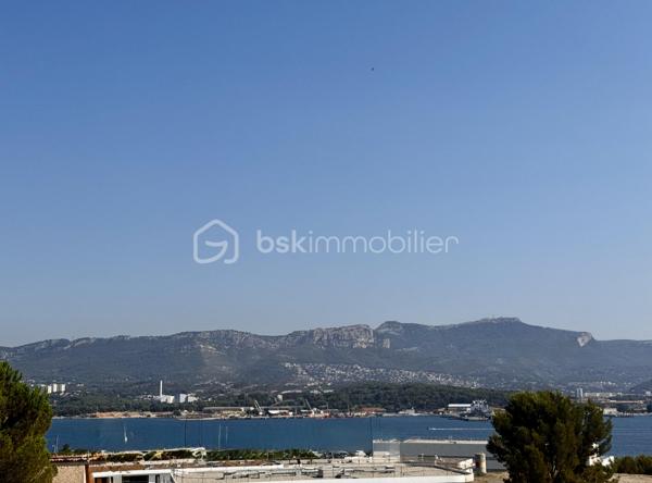 Exclusivité VUE MER 
Résidence sécurisée LE VERONESE Appartement de Type 2 au 3 ème et derrnier étage sans ascenseur au calme, entièrement rénové 
il se compose d'une entrée, une cuisine ouverte équipée donnant ,sur un salon séjour avec accès à la terrasse de 11 m² avec sa Vue Mer, 
une chambre avec un suite parentale, et laccès également à la terrrasse, un WC indépendant , une place  de parking privative. 
Proche de l'école Marcel Pagnol et de toutes les commodités à 3 minutes à pied et 5 minutes de la corniche de TAMARIS