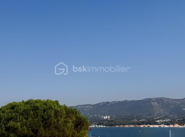 Exclusivité VUE MER 
Résidence sécurisée LE VERONESE Appartement de Type 2 au 3 ème et derrnier étage sans ascenseur au calme, entièrement rénové 
il se compose d'une entrée, une cuisine ouverte équipée donnant ,sur un salon séjour avec accès à la terrasse de 11 m² avec sa Vue Mer, 
une chambre avec un suite parentale, et laccès également à la terrrasse, un WC indépendant , une place  de parking privative. 
Proche de l'école Marcel Pagnol et de toutes les commodités à 3 minutes à pied et 5 minutes de la corniche de TAMARIS