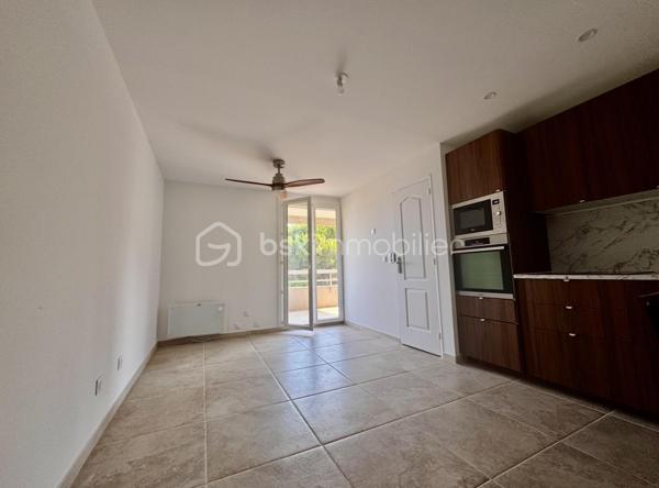 Exclusivité VUE MER 
Résidence sécurisée LE VERONESE Appartement de Type 2 au 3 ème et derrnier étage sans ascenseur au calme, entièrement rénové 
il se compose d'une entrée, une cuisine ouverte équipée donnant ,sur un salon séjour avec accès à la terrasse de 11 m² avec sa Vue Mer, 
une chambre avec un suite parentale, et laccès également à la terrrasse, un WC indépendant , une place  de parking privative. 
Proche de l'école Marcel Pagnol et de toutes les commodités à 3 minutes à pied et 5 minutes de la corniche de TAMARIS