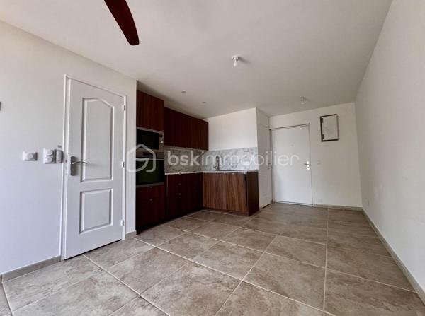Exclusivité VUE MER 
Résidence sécurisée LE VERONESE Appartement de Type 2 au 3 ème et derrnier étage sans ascenseur au calme, entièrement rénové 
il se compose d'une entrée, une cuisine ouverte équipée donnant ,sur un salon séjour avec accès à la terrasse de 11 m² avec sa Vue Mer, 
une chambre avec un suite parentale, et laccès également à la terrrasse, un WC indépendant , une place  de parking privative. 
Proche de l'école Marcel Pagnol et de toutes les commodités à 3 minutes à pied et 5 minutes de la corniche de TAMARIS