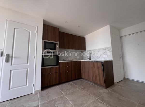 Exclusivité VUE MER 
Résidence sécurisée LE VERONESE Appartement de Type 2 au 3 ème et derrnier étage sans ascenseur au calme, entièrement rénové 
il se compose d'une entrée, une cuisine ouverte équipée donnant ,sur un salon séjour avec accès à la terrasse de 11 m² avec sa Vue Mer, 
une chambre avec un suite parentale, et laccès également à la terrrasse, un WC indépendant , une place  de parking privative. 
Proche de l'école Marcel Pagnol et de toutes les commodités à 3 minutes à pied et 5 minutes de la corniche de TAMARIS