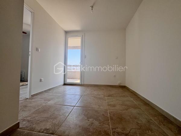 Exclusivité VUE MER 
Résidence sécurisée LE VERONESE Appartement de Type 2 au 3 ème et derrnier étage sans ascenseur au calme, entièrement rénové 
il se compose d'une entrée, une cuisine ouverte équipée donnant ,sur un salon séjour avec accès à la terrasse de 11 m² avec sa Vue Mer, 
une chambre avec un suite parentale, et laccès également à la terrrasse, un WC indépendant , une place  de parking privative. 
Proche de l'école Marcel Pagnol et de toutes les commodités à 3 minutes à pied et 5 minutes de la corniche de TAMARIS