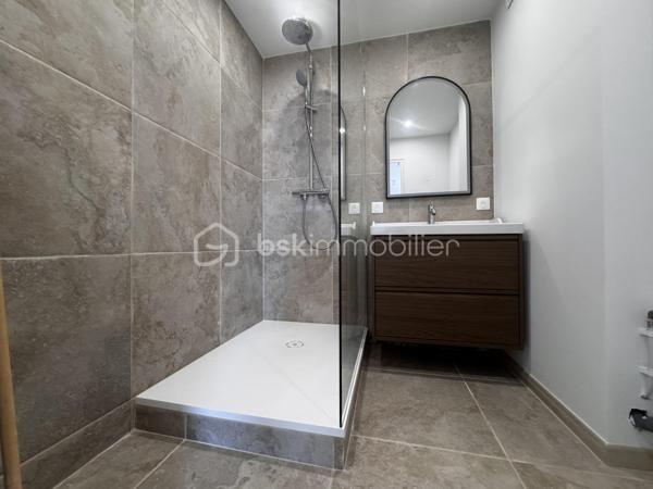 Exclusivité VUE MER 
Résidence sécurisée LE VERONESE Appartement de Type 2 au 3 ème et derrnier étage sans ascenseur au calme, entièrement rénové 
il se compose d'une entrée, une cuisine ouverte équipée donnant ,sur un salon séjour avec accès à la terrasse de 11 m² avec sa Vue Mer, 
une chambre avec un suite parentale, et laccès également à la terrrasse, un WC indépendant , une place  de parking privative. 
Proche de l'école Marcel Pagnol et de toutes les commodités à 3 minutes à pied et 5 minutes de la corniche de TAMARIS