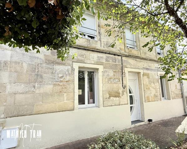 Plongez au cœur de l'histoire avec cette maison de 1945, idéalement située. Ce bien vous offre une ambiance unique alliant authenticité et modernité. Profitez de ses 90 m² répartis sur 4 pièces dans un quartier calme mêlant élégamment le charme d'antan à un cadre de ville accessible.

Spacieuse et lumineuse, la maison propose un agencement optimal. Les grandes fenêtres apportent une belle luminosité tout au long de la journée, mettant en valeur ses volumes. Chaque espace raconte une histoire grâce à ses matériaux d'époque bien préservés. 

Cette maison, entièrement rénovée : électricité, menuiserie, parquet dans les chambres. 
La situation de cette maison vous place à proximité des commodités et des services.

Contactez Mathieu TRAN pour découvrir cette pépite rare sur le marché. Propice à un quotidien serein, cette maison n'attend que votre visite pour révéler tout son potentiel.