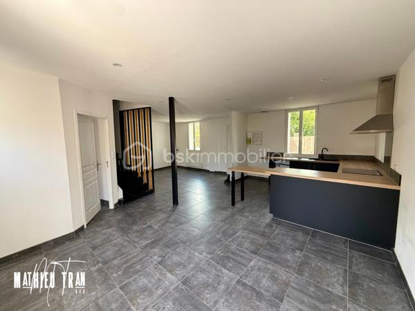 Plongez au cœur de l'histoire avec cette maison de 1945, idéalement située. Ce bien vous offre une ambiance unique alliant authenticité et modernité. Profitez de ses 90 m² répartis sur 4 pièces dans un quartier calme mêlant élégamment le charme d'antan à un cadre de ville accessible.

Spacieuse et lumineuse, la maison propose un agencement optimal. Les grandes fenêtres apportent une belle luminosité tout au long de la journée, mettant en valeur ses volumes. Chaque espace raconte une histoire grâce à ses matériaux d'époque bien préservés. 

Cette maison, entièrement rénovée : électricité, menuiserie, parquet dans les chambres. 
La situation de cette maison vous place à proximité des commodités et des services.

Contactez Mathieu TRAN pour découvrir cette pépite rare sur le marché. Propice à un quotidien serein, cette maison n'attend que votre visite pour révéler tout son potentiel.