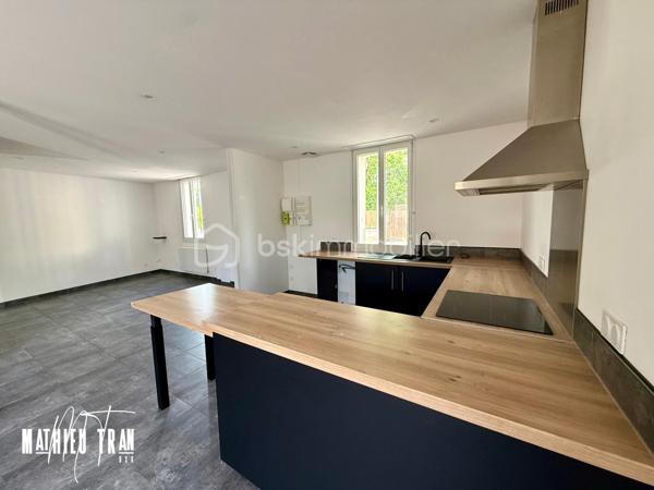 Plongez au cœur de l'histoire avec cette maison de 1945, idéalement située. Ce bien vous offre une ambiance unique alliant authenticité et modernité. Profitez de ses 90 m² répartis sur 4 pièces dans un quartier calme mêlant élégamment le charme d'antan à un cadre de ville accessible.

Spacieuse et lumineuse, la maison propose un agencement optimal. Les grandes fenêtres apportent une belle luminosité tout au long de la journée, mettant en valeur ses volumes. Chaque espace raconte une histoire grâce à ses matériaux d'époque bien préservés. 

Cette maison, entièrement rénovée : électricité, menuiserie, parquet dans les chambres. 
La situation de cette maison vous place à proximité des commodités et des services.

Contactez Mathieu TRAN pour découvrir cette pépite rare sur le marché. Propice à un quotidien serein, cette maison n'attend que votre visite pour révéler tout son potentiel.
