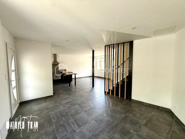 Plongez au cœur de l'histoire avec cette maison de 1945, idéalement située. Ce bien vous offre une ambiance unique alliant authenticité et modernité. Profitez de ses 90 m² répartis sur 4 pièces dans un quartier calme mêlant élégamment le charme d'antan à un cadre de ville accessible.

Spacieuse et lumineuse, la maison propose un agencement optimal. Les grandes fenêtres apportent une belle luminosité tout au long de la journée, mettant en valeur ses volumes. Chaque espace raconte une histoire grâce à ses matériaux d'époque bien préservés. 

Cette maison, entièrement rénovée : électricité, menuiserie, parquet dans les chambres. 
La situation de cette maison vous place à proximité des commodités et des services.

Contactez Mathieu TRAN pour découvrir cette pépite rare sur le marché. Propice à un quotidien serein, cette maison n'attend que votre visite pour révéler tout son potentiel.