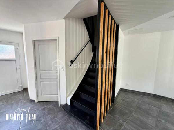 Plongez au cœur de l'histoire avec cette maison de 1945, idéalement située. Ce bien vous offre une ambiance unique alliant authenticité et modernité. Profitez de ses 90 m² répartis sur 4 pièces dans un quartier calme mêlant élégamment le charme d'antan à un cadre de ville accessible.

Spacieuse et lumineuse, la maison propose un agencement optimal. Les grandes fenêtres apportent une belle luminosité tout au long de la journée, mettant en valeur ses volumes. Chaque espace raconte une histoire grâce à ses matériaux d'époque bien préservés. 

Cette maison, entièrement rénovée : électricité, menuiserie, parquet dans les chambres. 
La situation de cette maison vous place à proximité des commodités et des services.

Contactez Mathieu TRAN pour découvrir cette pépite rare sur le marché. Propice à un quotidien serein, cette maison n'attend que votre visite pour révéler tout son potentiel.