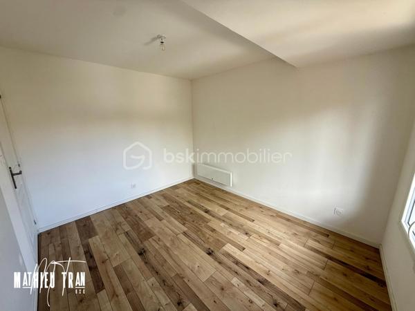 Plongez au cœur de l'histoire avec cette maison de 1945, idéalement située. Ce bien vous offre une ambiance unique alliant authenticité et modernité. Profitez de ses 90 m² répartis sur 4 pièces dans un quartier calme mêlant élégamment le charme d'antan à un cadre de ville accessible.

Spacieuse et lumineuse, la maison propose un agencement optimal. Les grandes fenêtres apportent une belle luminosité tout au long de la journée, mettant en valeur ses volumes. Chaque espace raconte une histoire grâce à ses matériaux d'époque bien préservés. 

Cette maison, entièrement rénovée : électricité, menuiserie, parquet dans les chambres. 
La situation de cette maison vous place à proximité des commodités et des services.

Contactez Mathieu TRAN pour découvrir cette pépite rare sur le marché. Propice à un quotidien serein, cette maison n'attend que votre visite pour révéler tout son potentiel.