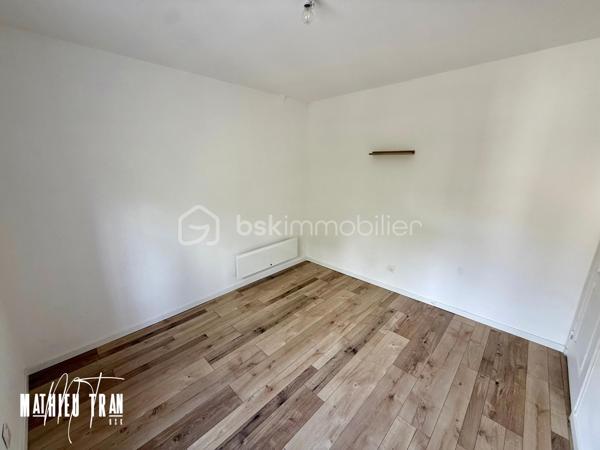 Plongez au cœur de l'histoire avec cette maison de 1945, idéalement située. Ce bien vous offre une ambiance unique alliant authenticité et modernité. Profitez de ses 90 m² répartis sur 4 pièces dans un quartier calme mêlant élégamment le charme d'antan à un cadre de ville accessible.

Spacieuse et lumineuse, la maison propose un agencement optimal. Les grandes fenêtres apportent une belle luminosité tout au long de la journée, mettant en valeur ses volumes. Chaque espace raconte une histoire grâce à ses matériaux d'époque bien préservés. 

Cette maison, entièrement rénovée : électricité, menuiserie, parquet dans les chambres. 
La situation de cette maison vous place à proximité des commodités et des services.

Contactez Mathieu TRAN pour découvrir cette pépite rare sur le marché. Propice à un quotidien serein, cette maison n'attend que votre visite pour révéler tout son potentiel.