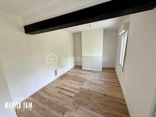 Plongez au cœur de l'histoire avec cette maison de 1945, idéalement située. Ce bien vous offre une ambiance unique alliant authenticité et modernité. Profitez de ses 90 m² répartis sur 4 pièces dans un quartier calme mêlant élégamment le charme d'antan à un cadre de ville accessible.

Spacieuse et lumineuse, la maison propose un agencement optimal. Les grandes fenêtres apportent une belle luminosité tout au long de la journée, mettant en valeur ses volumes. Chaque espace raconte une histoire grâce à ses matériaux d'époque bien préservés. 

Cette maison, entièrement rénovée : électricité, menuiserie, parquet dans les chambres. 
La situation de cette maison vous place à proximité des commodités et des services.

Contactez Mathieu TRAN pour découvrir cette pépite rare sur le marché. Propice à un quotidien serein, cette maison n'attend que votre visite pour révéler tout son potentiel.