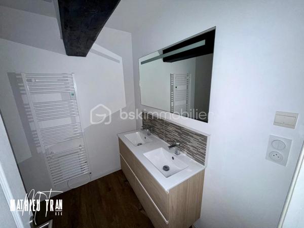 Plongez au cœur de l'histoire avec cette maison de 1945, idéalement située. Ce bien vous offre une ambiance unique alliant authenticité et modernité. Profitez de ses 90 m² répartis sur 4 pièces dans un quartier calme mêlant élégamment le charme d'antan à un cadre de ville accessible.

Spacieuse et lumineuse, la maison propose un agencement optimal. Les grandes fenêtres apportent une belle luminosité tout au long de la journée, mettant en valeur ses volumes. Chaque espace raconte une histoire grâce à ses matériaux d'époque bien préservés. 

Cette maison, entièrement rénovée : électricité, menuiserie, parquet dans les chambres. 
La situation de cette maison vous place à proximité des commodités et des services.

Contactez Mathieu TRAN pour découvrir cette pépite rare sur le marché. Propice à un quotidien serein, cette maison n'attend que votre visite pour révéler tout son potentiel.