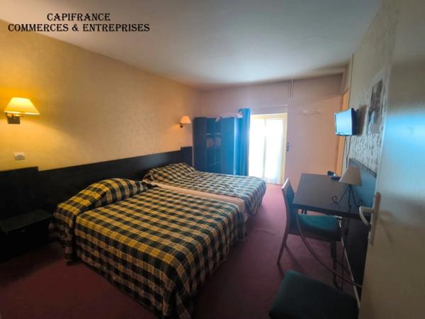 À VENDRE – Ancien relais de poste rénové en bar-restaurant avec hôtel