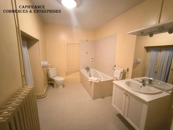 À VENDRE – Ancien relais de poste rénové en bar-restaurant avec hôtel