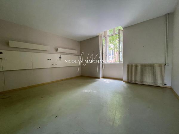 Étage complet d'immeuble- appartements à rénover (7 lots actuellement)