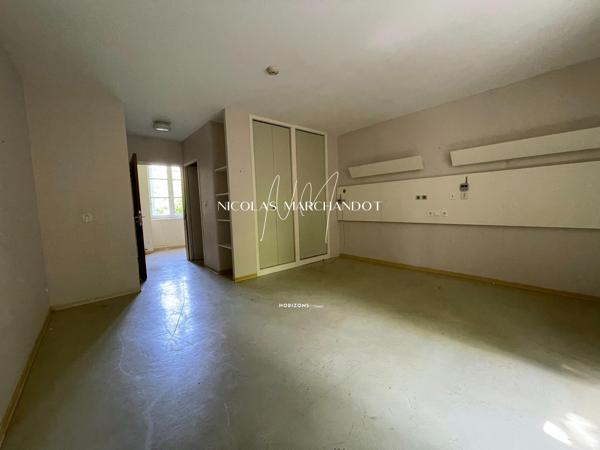 Étage complet d'immeuble- appartements à rénover (7 lots actuellement)