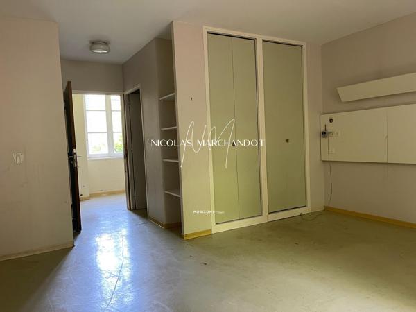 Étage complet d'immeuble- appartements à rénover (7 lots actuellement)