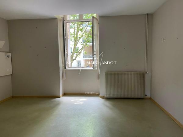 Étage complet d'immeuble- appartements à rénover (7 lots actuellement)